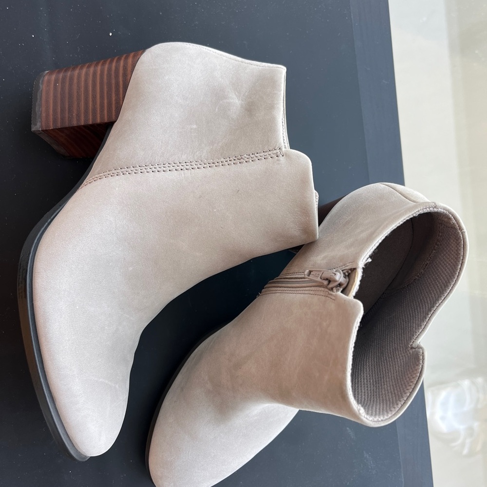 Ecco light gray/Beige Ankle Boots. NWOT. Size: 6 US/37
